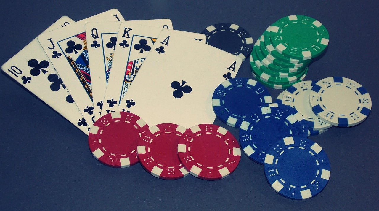 Pemain menikmati Live Casino dengan dealer langsung melalui perangkat mobile